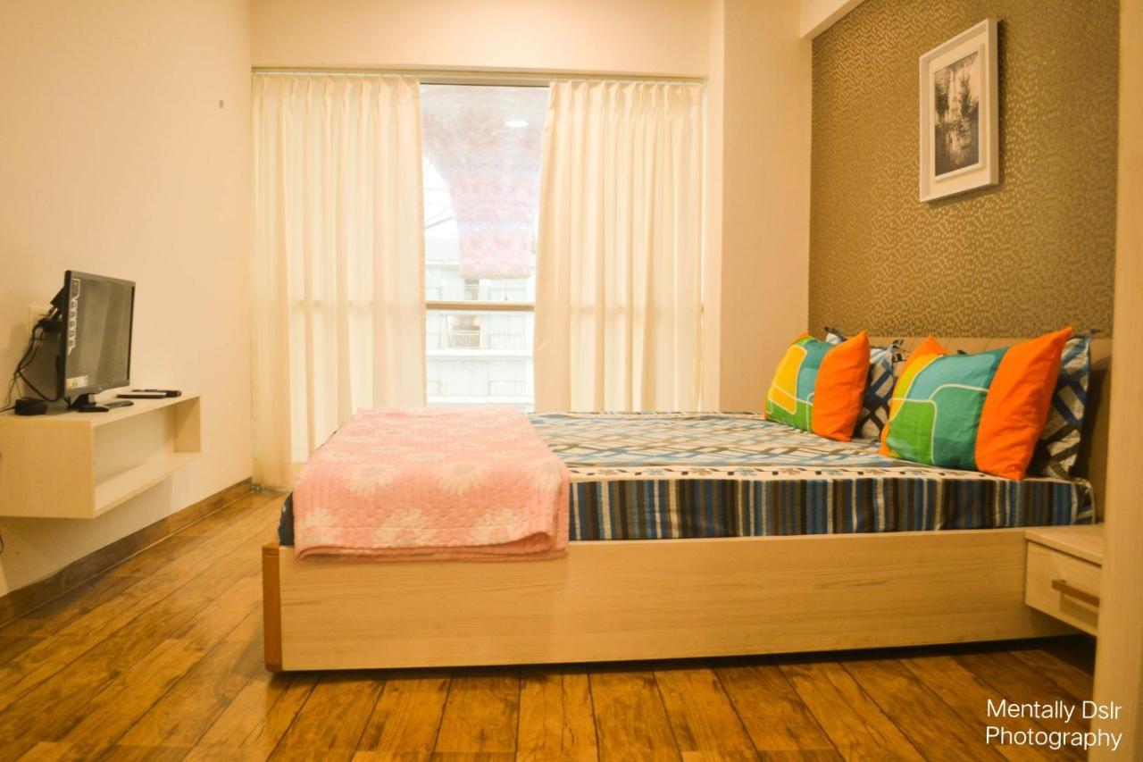 7 Star Weekend Studio At Rajhans Belliza By Global Hospitality Surat Buitenkant foto
