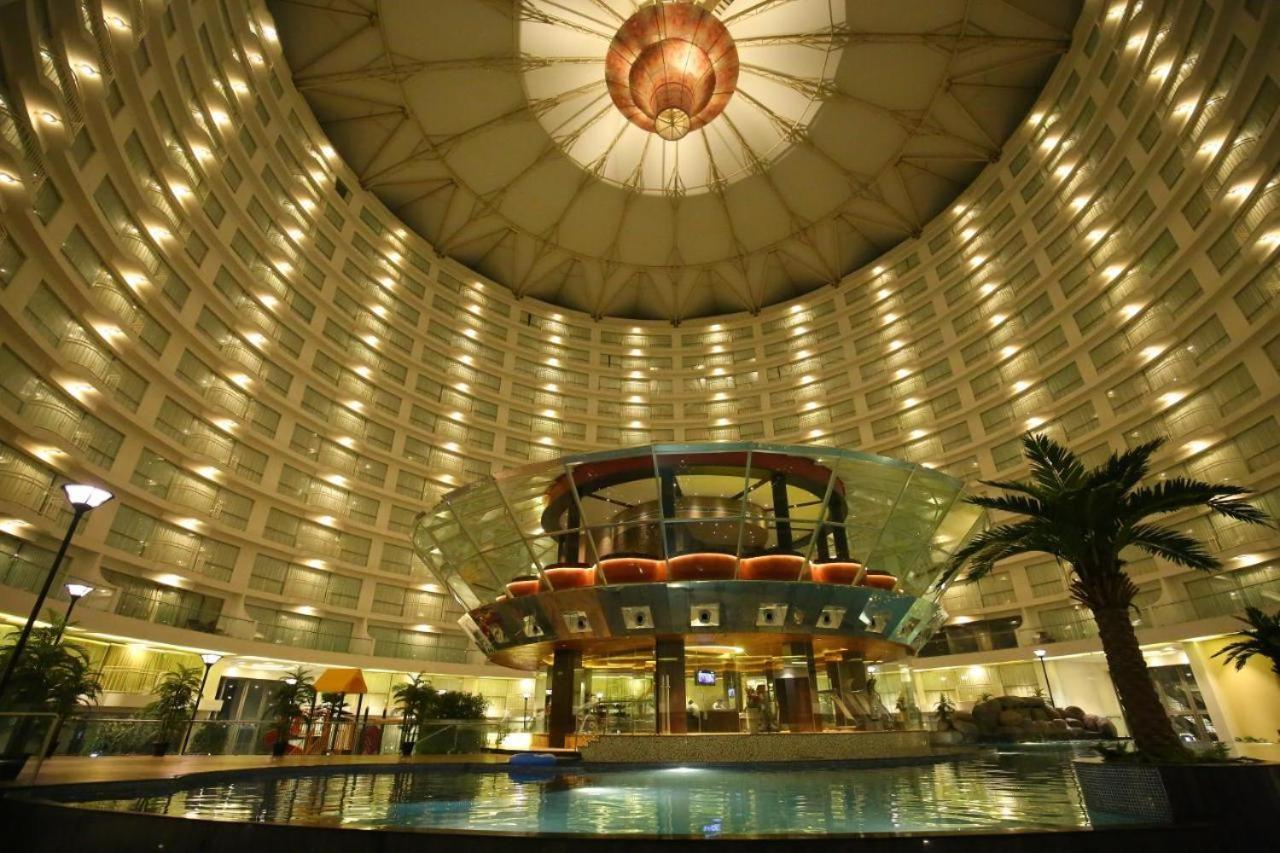 7 Star Weekend Studio At Rajhans Belliza By Global Hospitality Surat Buitenkant foto